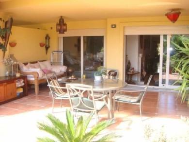 Apartamento con 2 dormitorios se vende en Marbella, Costa del Sol