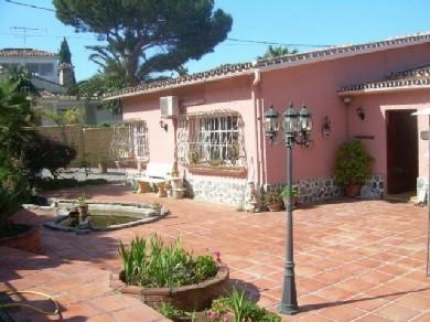 Chalet con 3 dormitorios se vende en Marbella, Costa del Sol