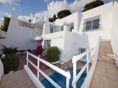 Chalet con 3 dormitorios se vende en Marbella, Costa del Sol