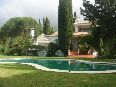 Chalet con 5 dormitorios se vende en Marbella, Costa del Sol