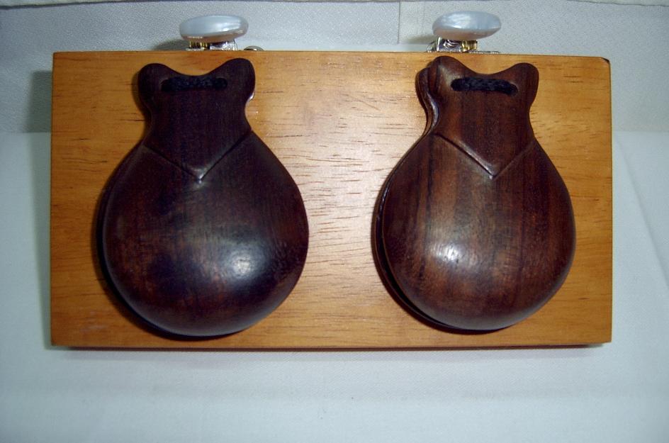 Castañuelas sobre tabla honsuy  35  €