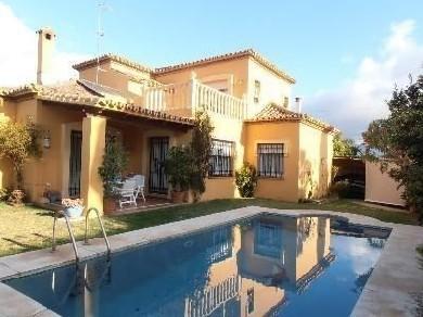 Chalet con 4 dormitorios se vende en Marbella, Costa del Sol