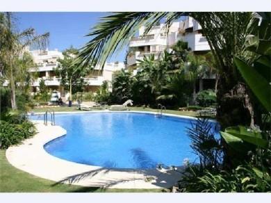 Apartamento con 2 dormitorios se vende en Marbella, Costa del Sol