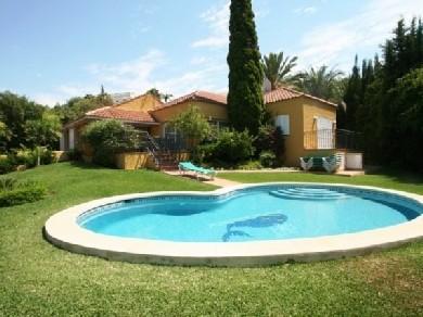 Chalet con 4 dormitorios se vende en Marbella, Costa del Sol