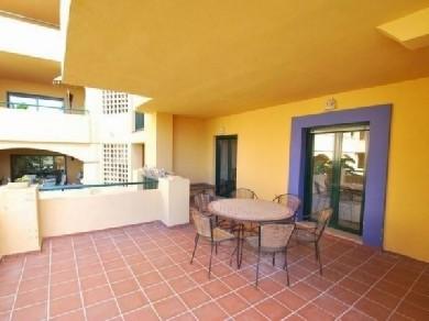 Apartamento con 2 dormitorios se vende en Benahavis, Costa del Sol