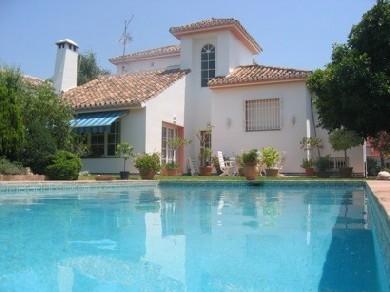 Chalet con 4 dormitorios se vende en Marbella, Costa del Sol