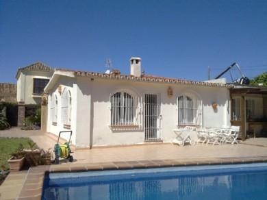 Chalet con 3 dormitorios se vende en Marbella, Costa del Sol