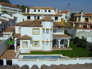 Chalet con 4 dormitorios se vende en Alora