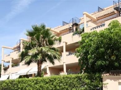 Apartamento con 2 dormitorios se vende en Marbella, Costa del Sol