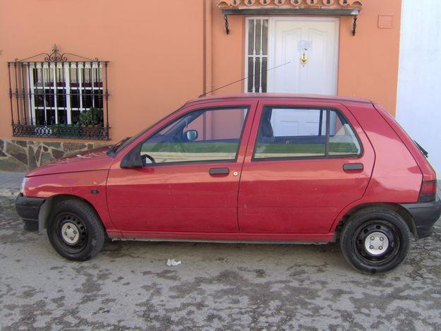 VENDO CLIO 1.1-- AÑO 92---600 NEGOCIABLES