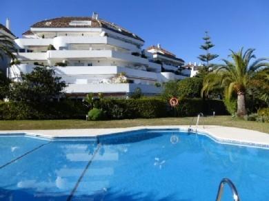 Apartamento con 3 dormitorios se vende en Marbella, Costa del Sol