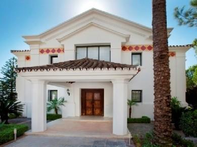 Chalet con 4 dormitorios se vende en Marbella, Costa del Sol