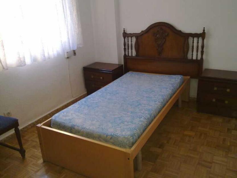 Se alquila habitación.