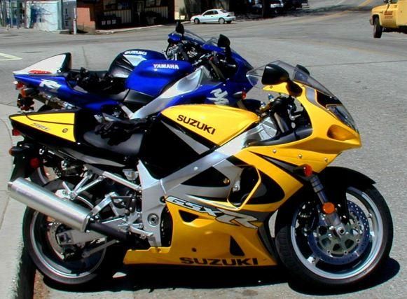 se vende SUZUKI GSX 750 R