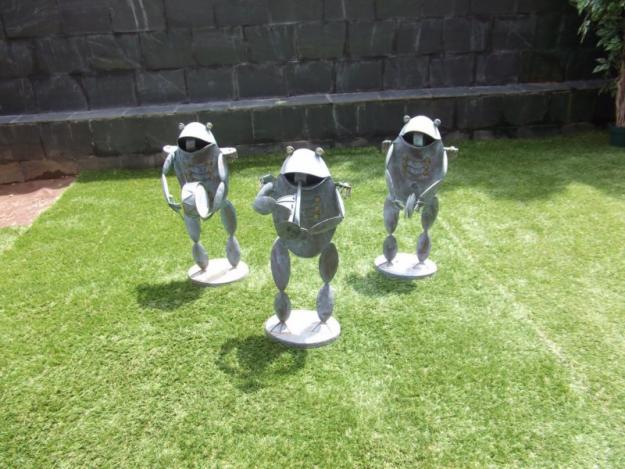 Conjunto de 3 ranas musicales para jardin