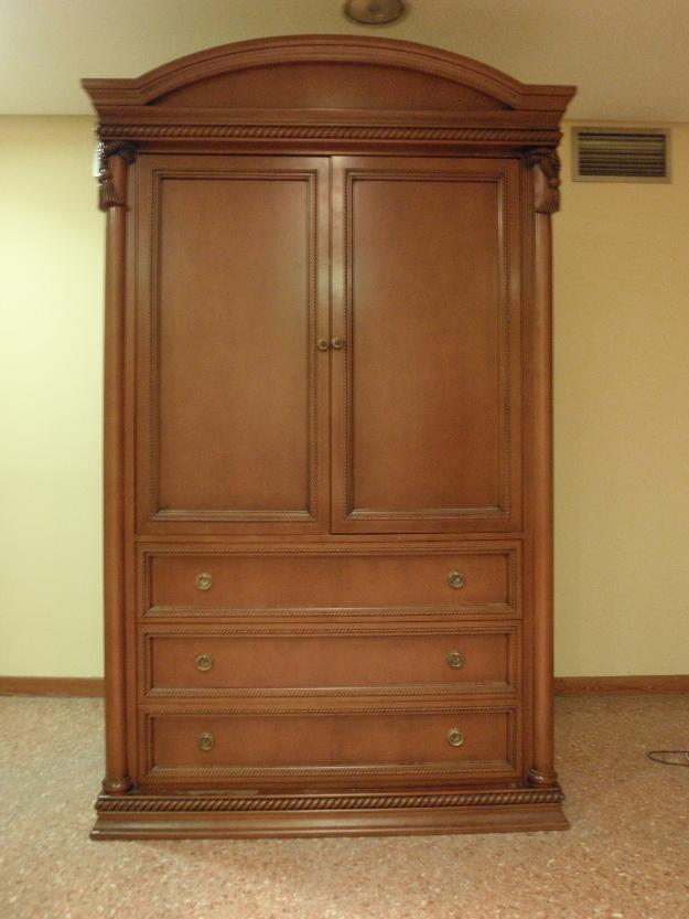 Elegante mueble clásico robusto de salón en Valencia.