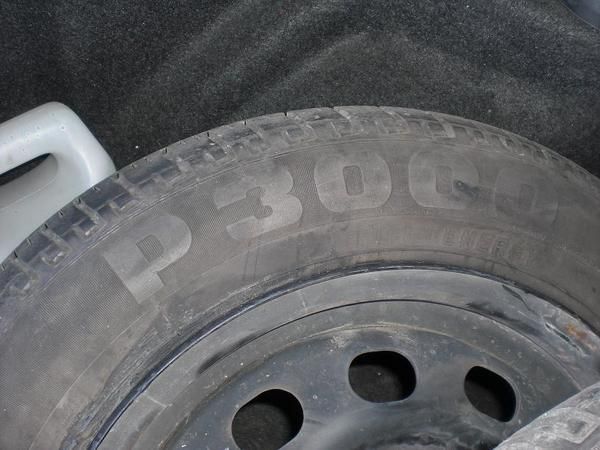 VENDO 4 RUEDAS CON LLANTAS PIRELLI P3000 DE SEGUNDA MANO‏