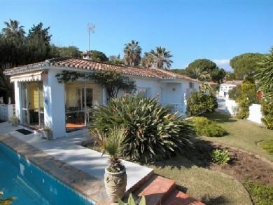 Chalet con 2 dormitorios se vende en Marbella, Costa del Sol