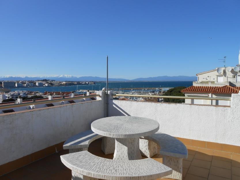 apartamento con terraza de unos 40 m2 con vistas al mar en L'Escala Costa Brava