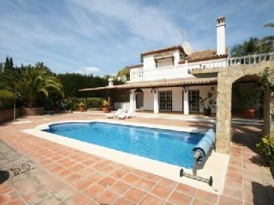 Chalet con 3 dormitorios se vende en Marbella, Costa del Sol