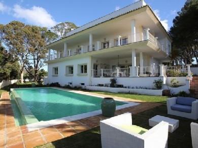 Chalet con 4 dormitorios se vende en Marbella, Costa del Sol