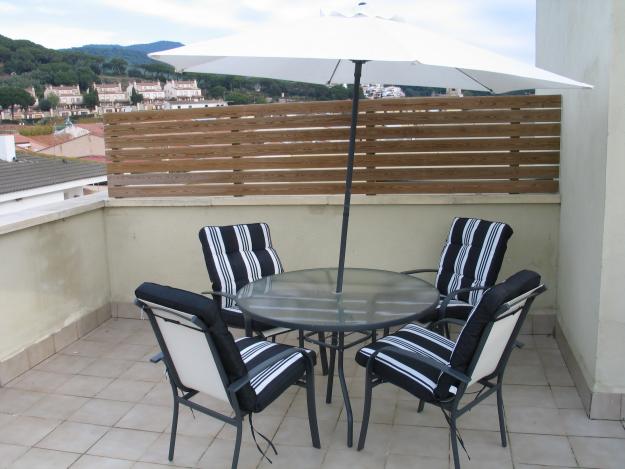 Mesa de Jardin + 4 Sillas + 4 Cohines + sombrilla