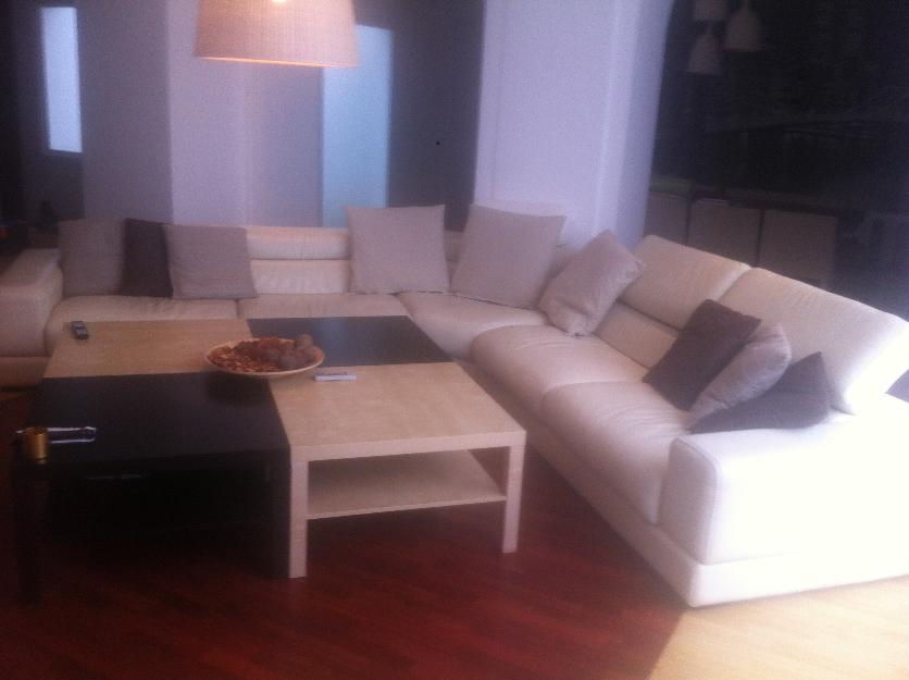 Sofa de piel beige de diseño de Roche Bobois