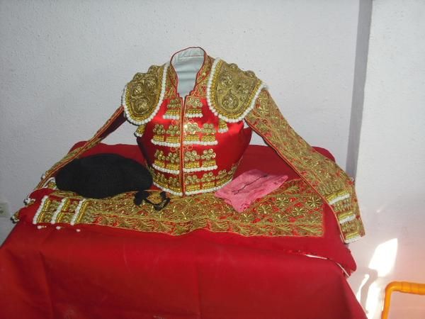 vendo traje de luces nuevo 900 euros grana y oro