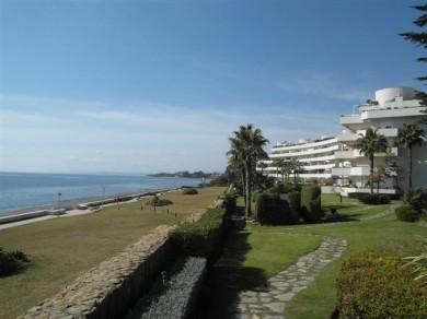 Apartamento con 2 dormitorios se vende en Estepona, Costa del Sol