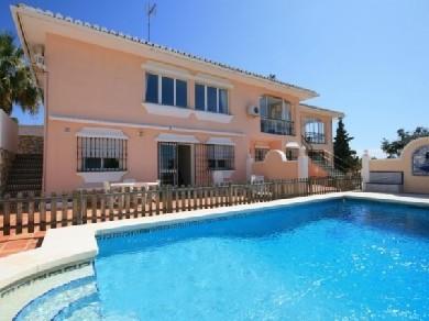 Chalet con 5 dormitorios se vende en Marbella, Costa del Sol