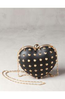 Bolso de corazón con tachuelas doradas