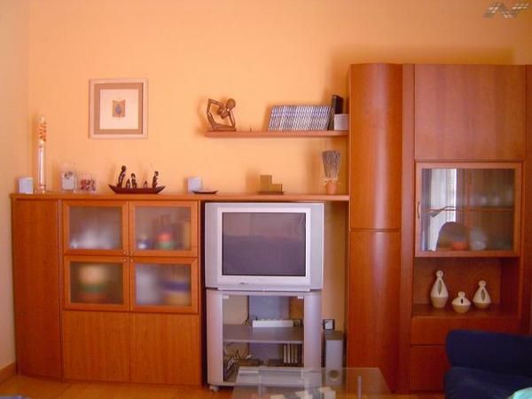 Precioso y moderno mueble de salón, en madera de cerezo