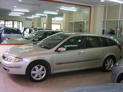 Venta de coche Renault Laguna 1.9 DCi Gran Tour Expression 120 C.v '02 en Valencia