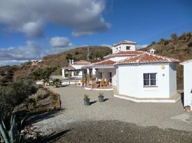 Chalet con 250 dormitorios se vende en Arenas, Axarquia