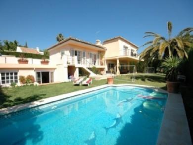 Chalet con 5 dormitorios se vende en Marbella, Costa del Sol