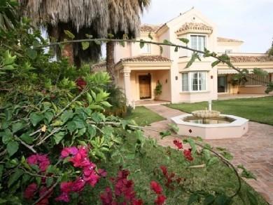 Chalet con 5 dormitorios se vende en Marbella, Costa del Sol