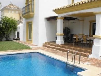 Chalet con 3 dormitorios se vende en Marbella, Costa del Sol