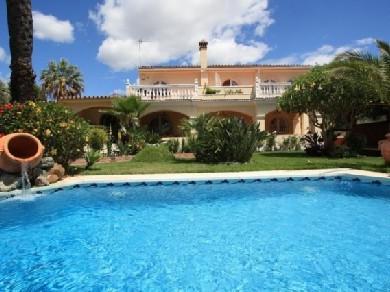 Chalet con 5 dormitorios se vende en Marbella, Costa del Sol