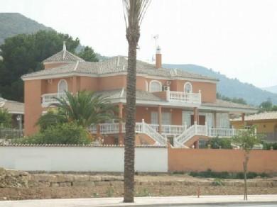 Chalet con 5 dormitorios se vende en Alhaurin de la Torre