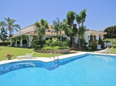 Chalet con 6 dormitorios se vende en Marbella, Costa del Sol