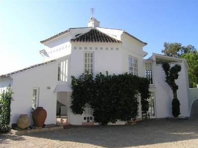 Chalet con 4 dormitorios se vende en Marbella, Costa del Sol