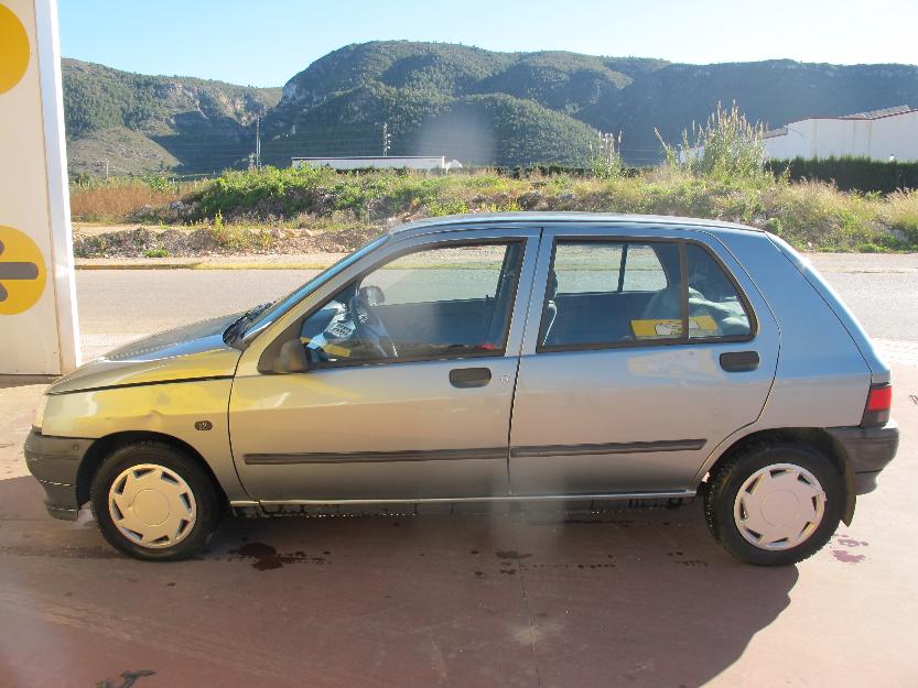 Vendo clio 93, bien cuidado.