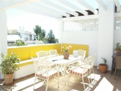 Apartamento con 3 dormitorios se vende en Marbella, Costa del Sol