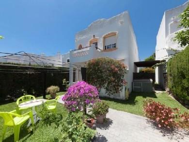 Chalet pareado con 3 dormitorios se vende en Estepona, Costa del Sol