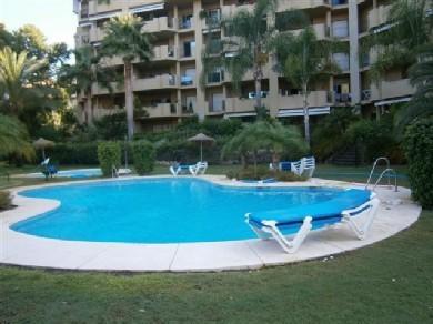 Apartamento con 2 dormitorios se vende en Marbella, Costa del Sol