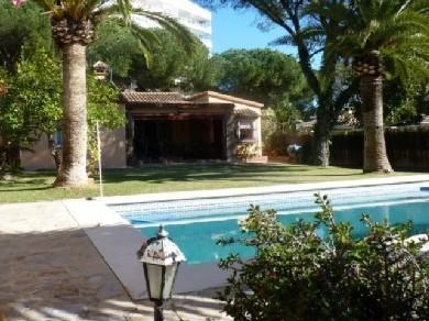 Chalet con 3 dormitorios se vende en Marbella, Costa del Sol