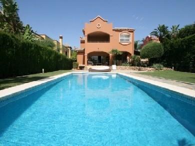 Chalet con 6 dormitorios se vende en Marbella, Costa del Sol