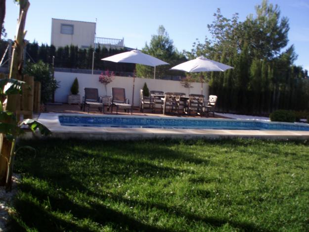 Chalet con jardín y piscina del 2005. Completamente amueblado y equipado.