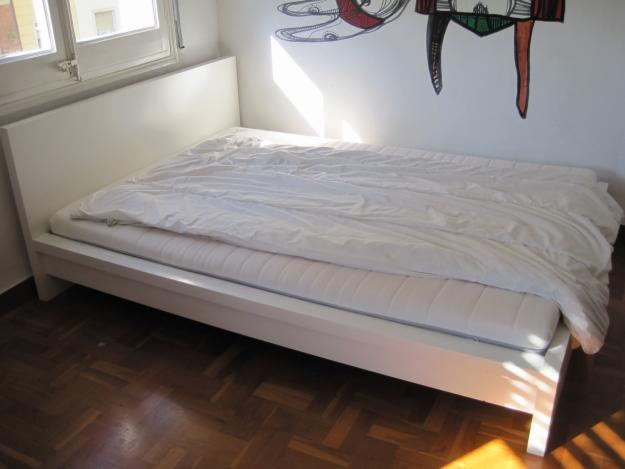 Cama doble, en buen estado, colchón incuido, 100 €