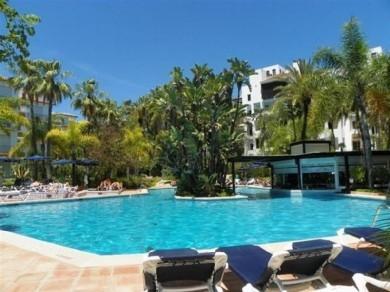 Apartamento con 3 dormitorios se vende en Marbella, Costa del Sol